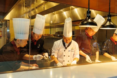 Nhà hàng Michelin biến tấu món Âu với cá ngừ và quất Quảng An