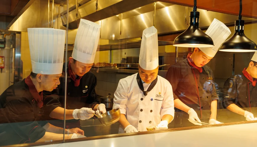 Nhà hàng Michelin biến tấu món Âu với cá ngừ và quất Quảng An